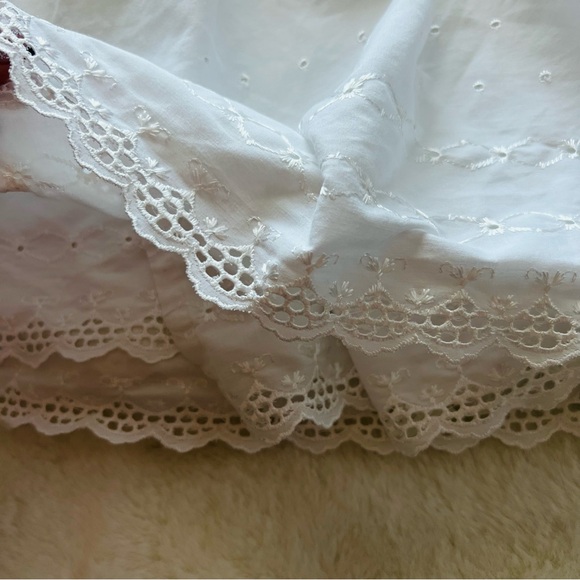 Vintage Full Size Bed Skirt .
White Cotton Bed Skirt With Richelieu Lace. - Picture 5 of 8